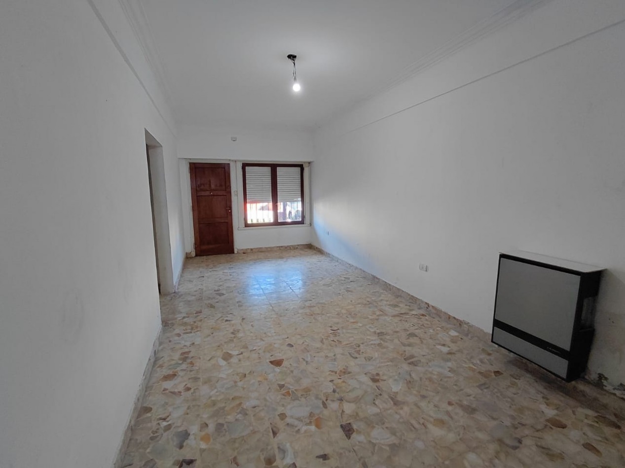 VENTA CHALET AL FRENTE CON GARAJE, PATIO Y JARDIN