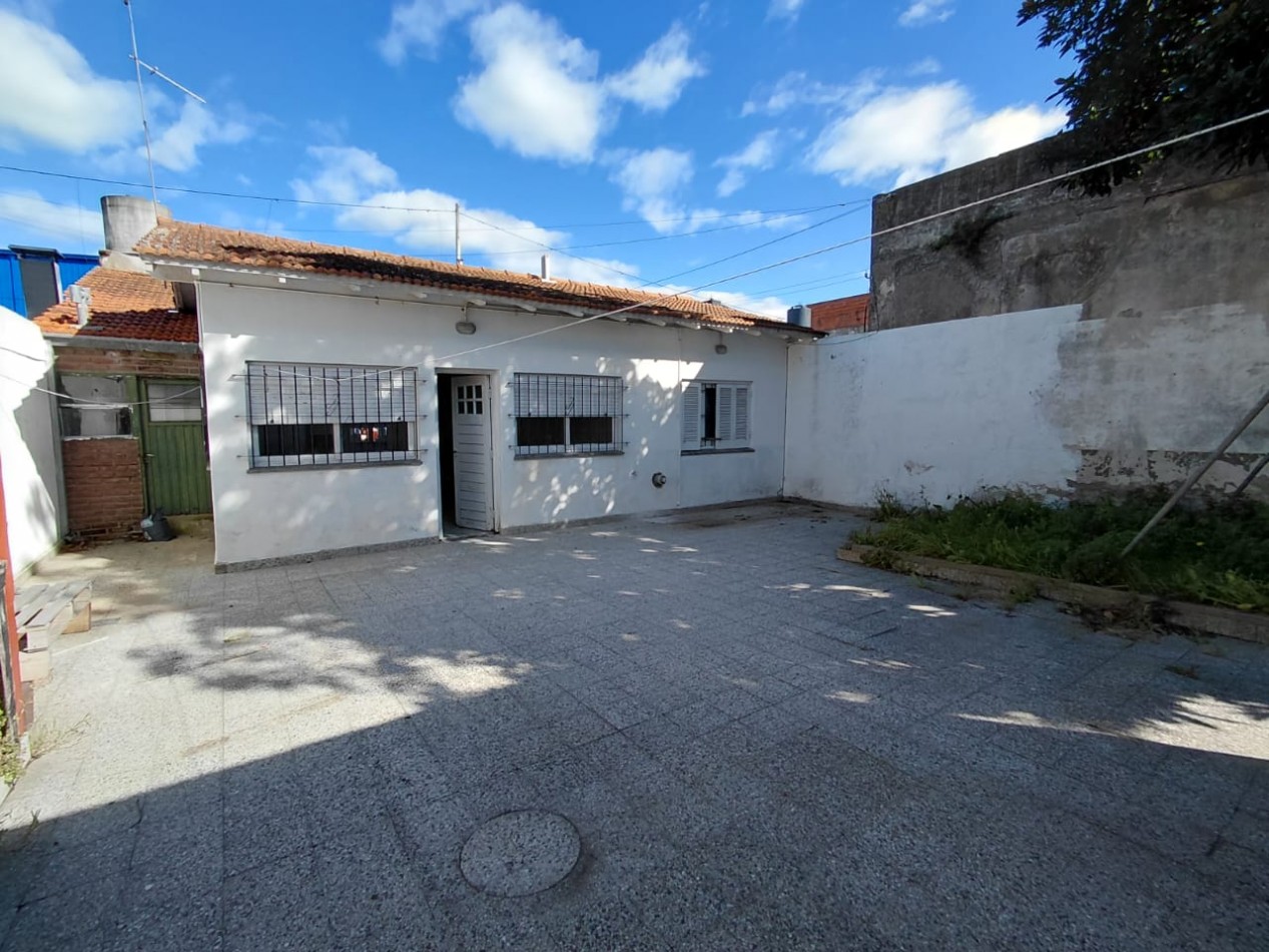 VENTA CHALET AL FRENTE CON GARAJE, PATIO Y JARDIN