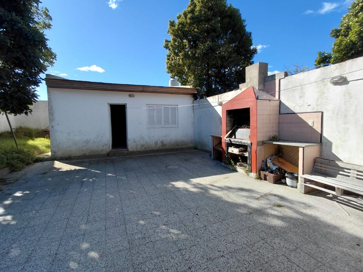 VENTA CHALET AL FRENTE CON GARAJE, PATIO Y JARDIN