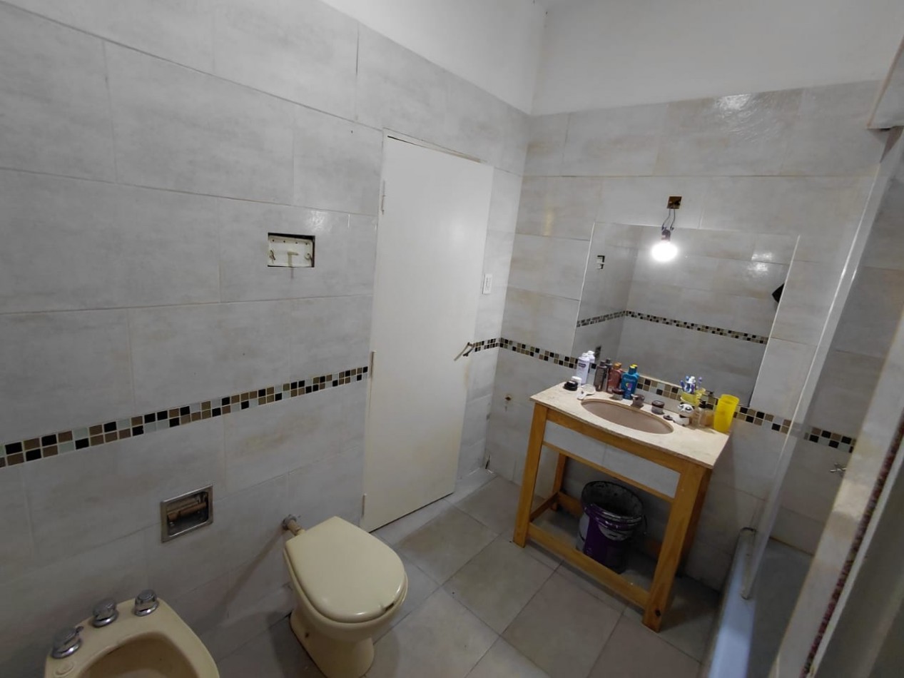 VENTA CHALET AL FRENTE CON GARAJE, PATIO Y JARDIN