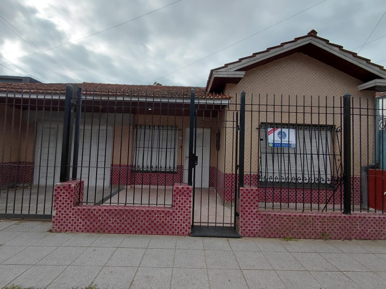VENTA CHALET AL FRENTE CON GARAJE, PATIO Y JARDIN