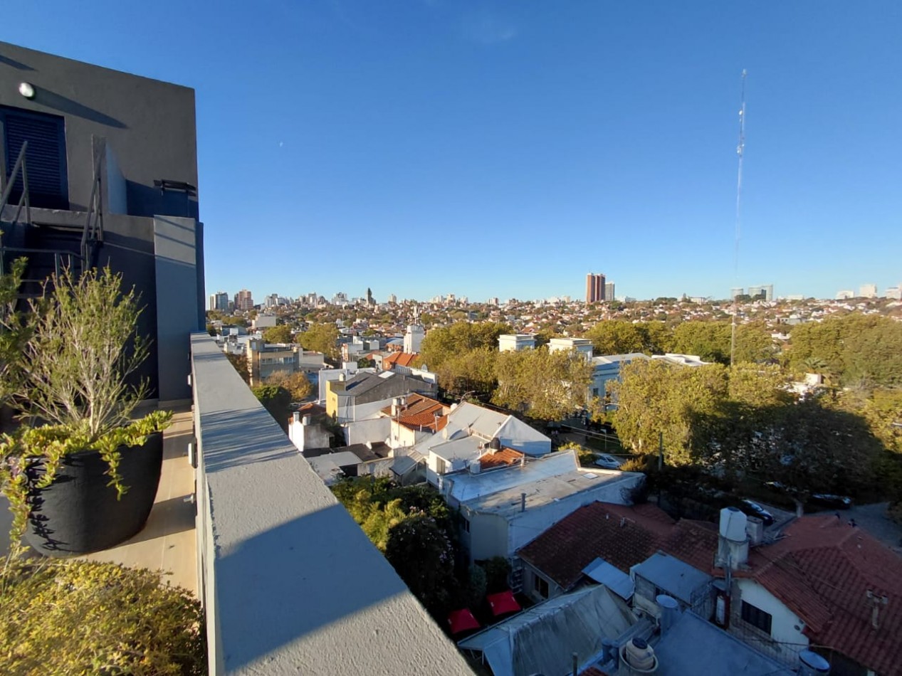 DEPARTAMENTO AL FRENTE CON BALCON SALIENTE ,COCHERA, AMUEBLADO Y AMENITIES