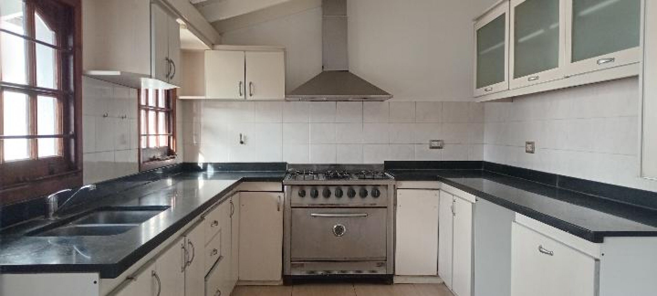 Alquiler casa 4 ambientes con garaje, patio y parrilla - Barrio Lopez de Gomara