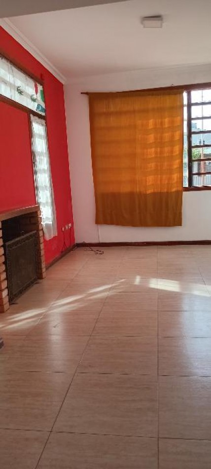 Alquiler casa 4 ambientes con garaje, patio y parrilla - Barrio Lopez de Gomara