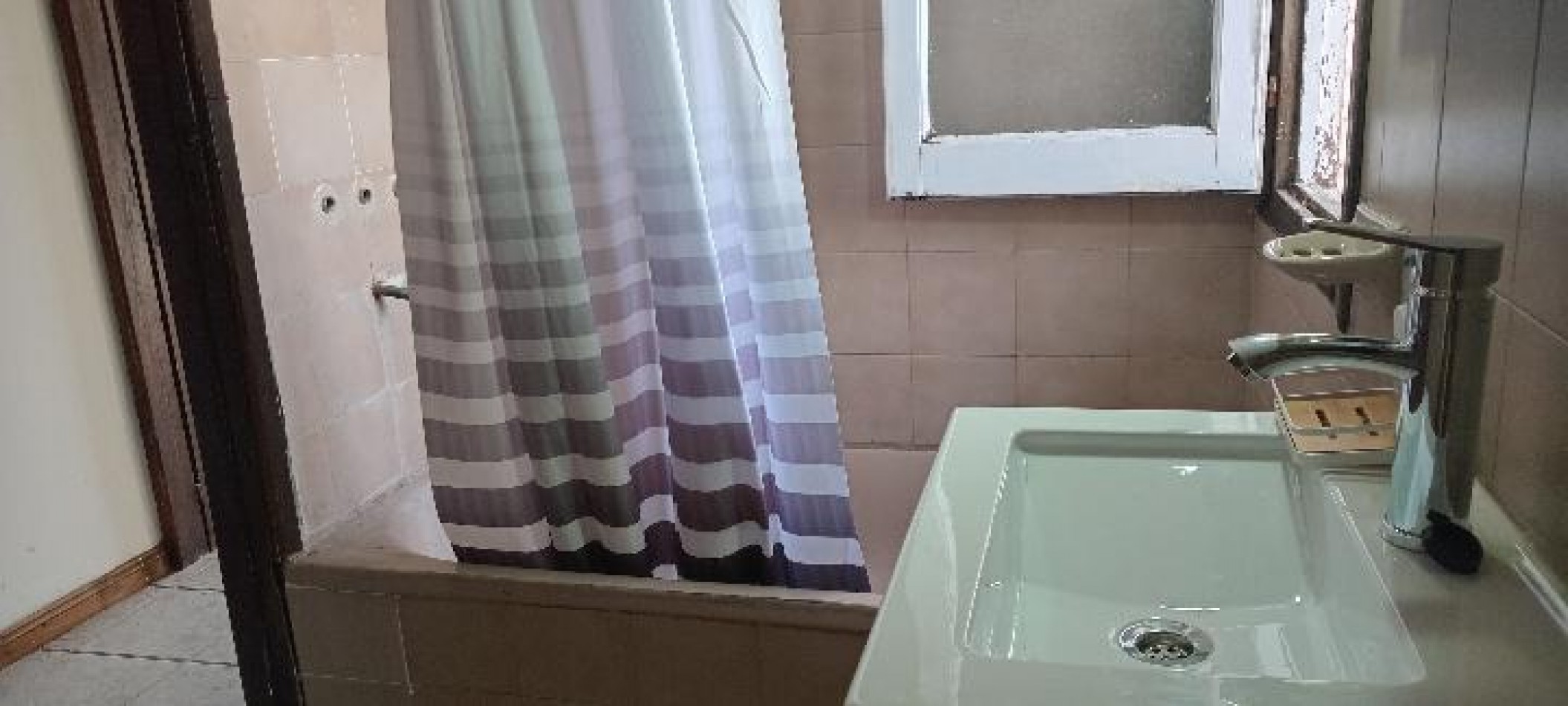 Alquiler casa 4 ambientes con garaje, patio y parrilla - Barrio Lopez de Gomara
