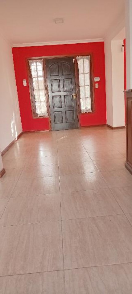 Alquiler casa 4 ambientes con garaje, patio y parrilla - Barrio Lopez de Gomara