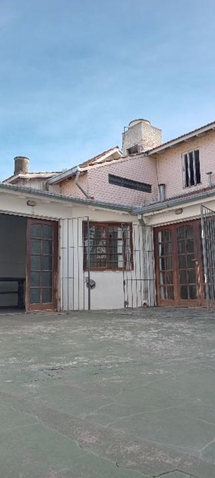 Alquiler casa 4 ambientes con garaje, patio y parrilla - Barrio Lopez de Gomara