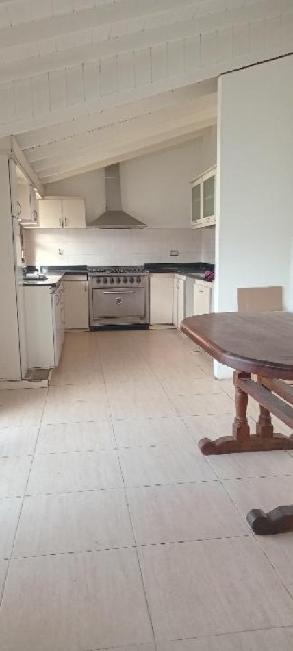 Alquiler casa 4 ambientes con garaje, patio y parrilla - Barrio Lopez de Gomara