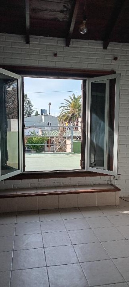 Alquiler casa 4 ambientes con garaje, patio y parrilla - Barrio Lopez de Gomara
