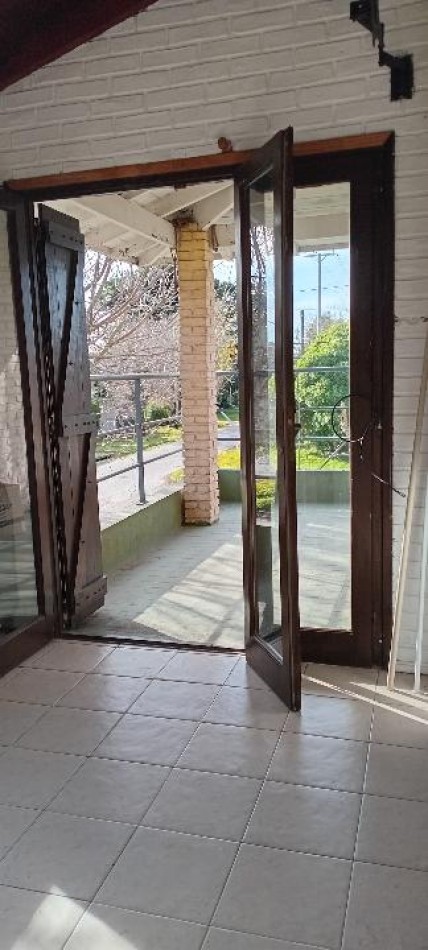 Alquiler casa 4 ambientes con garaje, patio y parrilla - Barrio Lopez de Gomara