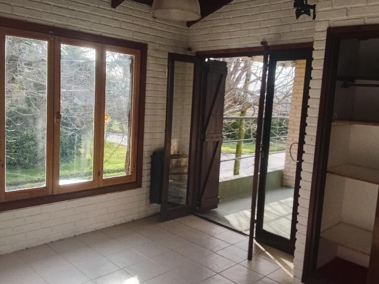 Alquiler casa 4 ambientes con garaje, patio y parrilla - Barrio Lopez de Gomara