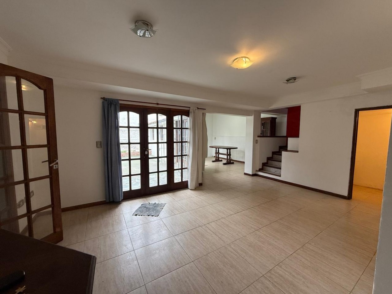 Alquiler casa 4 ambientes con garaje, patio y parrilla - Barrio Lopez de Gomara