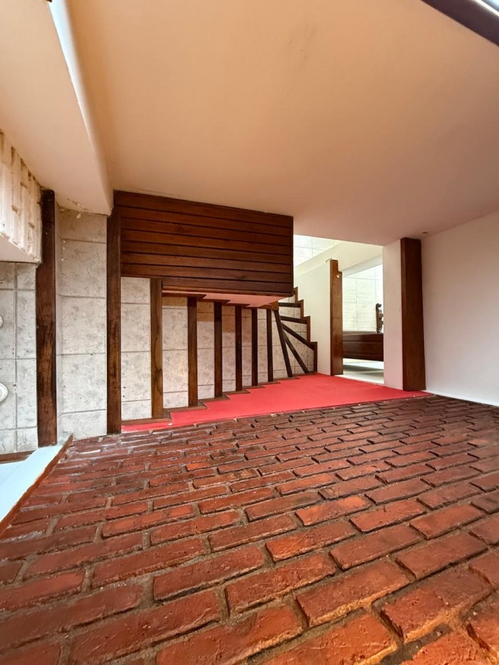 Alquiler casa 4 ambientes con garaje, patio y parrilla - Barrio Lopez de Gomara
