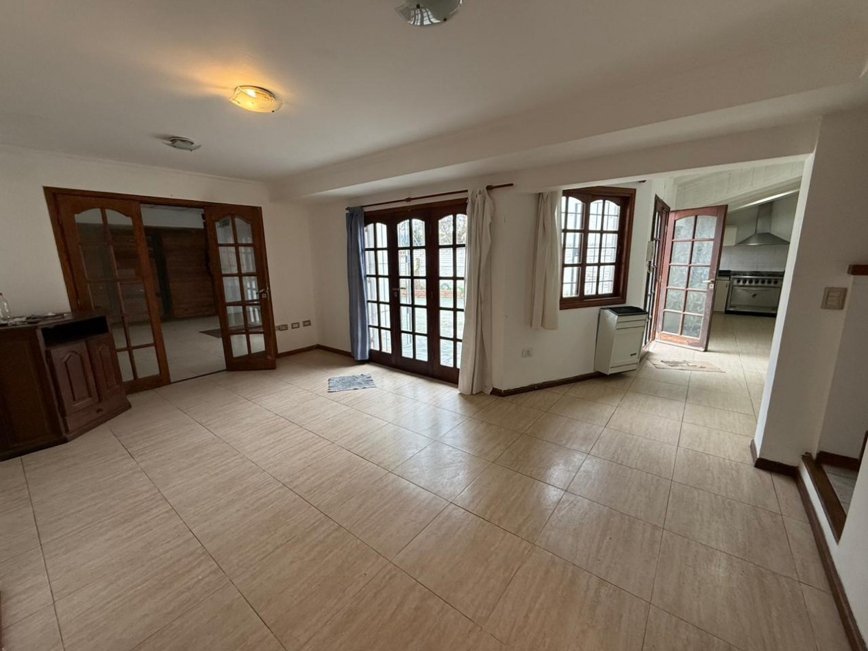 Alquiler casa 4 ambientes con garaje, patio y parrilla - Barrio Lopez de Gomara