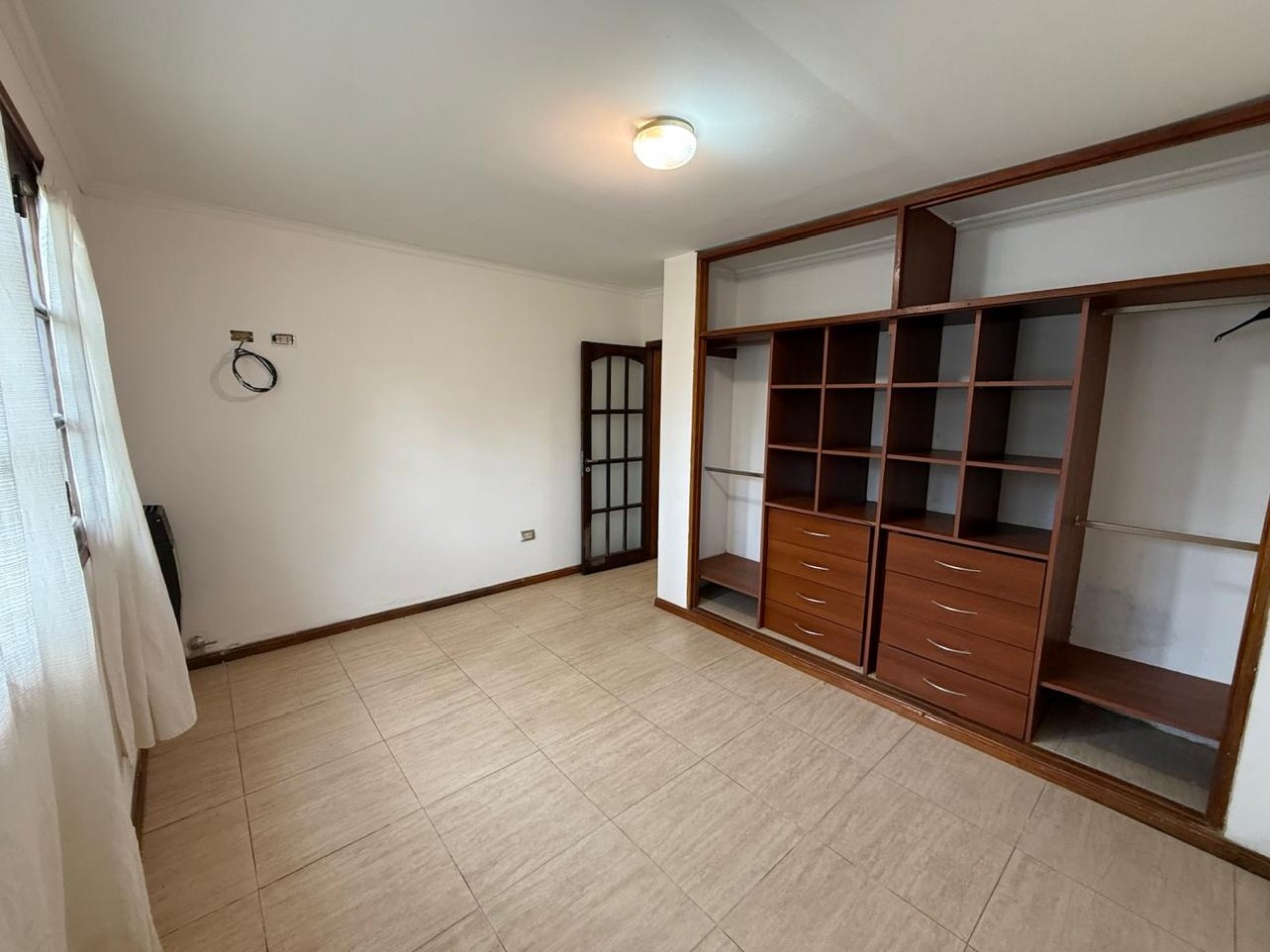 Alquiler casa 4 ambientes con garaje, patio y parrilla - Barrio Lopez de Gomara