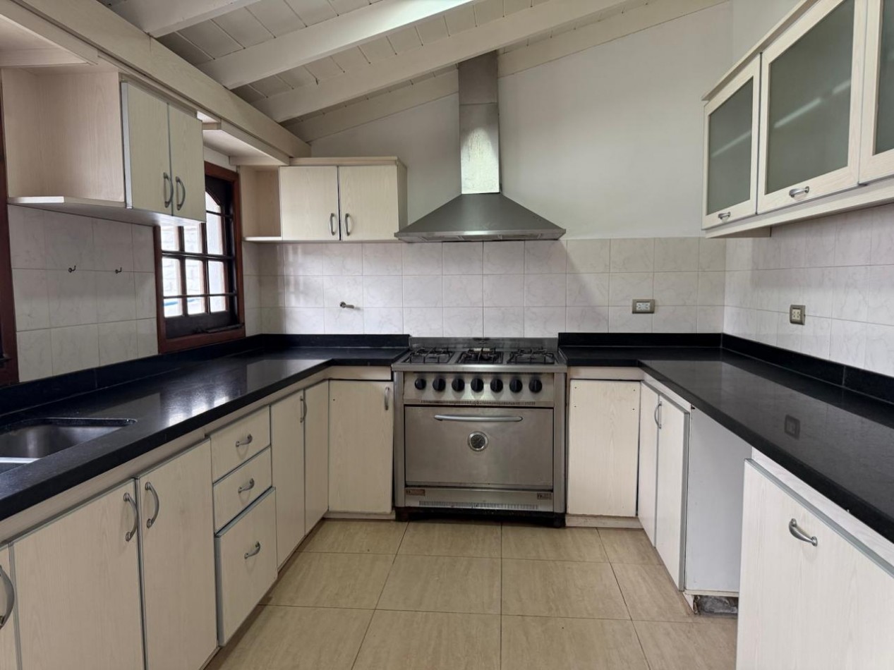 Alquiler casa 4 ambientes con garaje, patio y parrilla - Barrio Lopez de Gomara