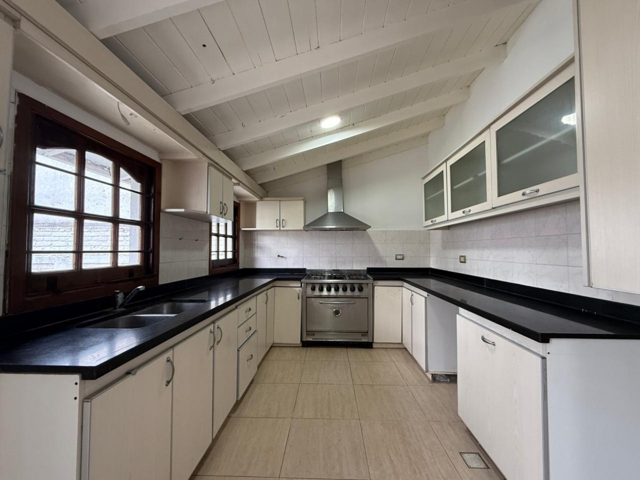 Alquiler casa 4 ambientes con garaje, patio y parrilla - Barrio Lopez de Gomara