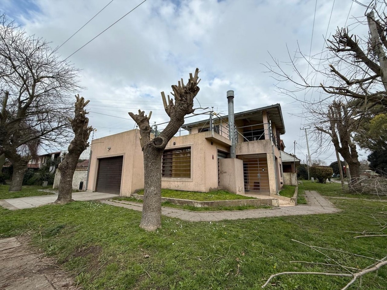 Alquiler casa 4 ambientes con garaje, patio y parrilla - Barrio Lopez de Gomara