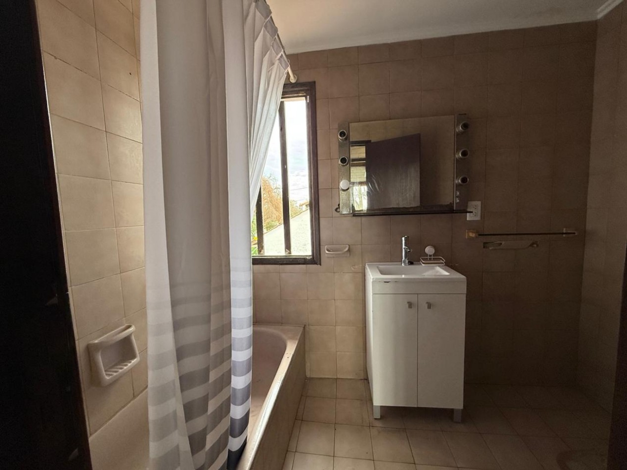 Alquiler casa 4 ambientes con garaje, patio y parrilla - Barrio Lopez de Gomara