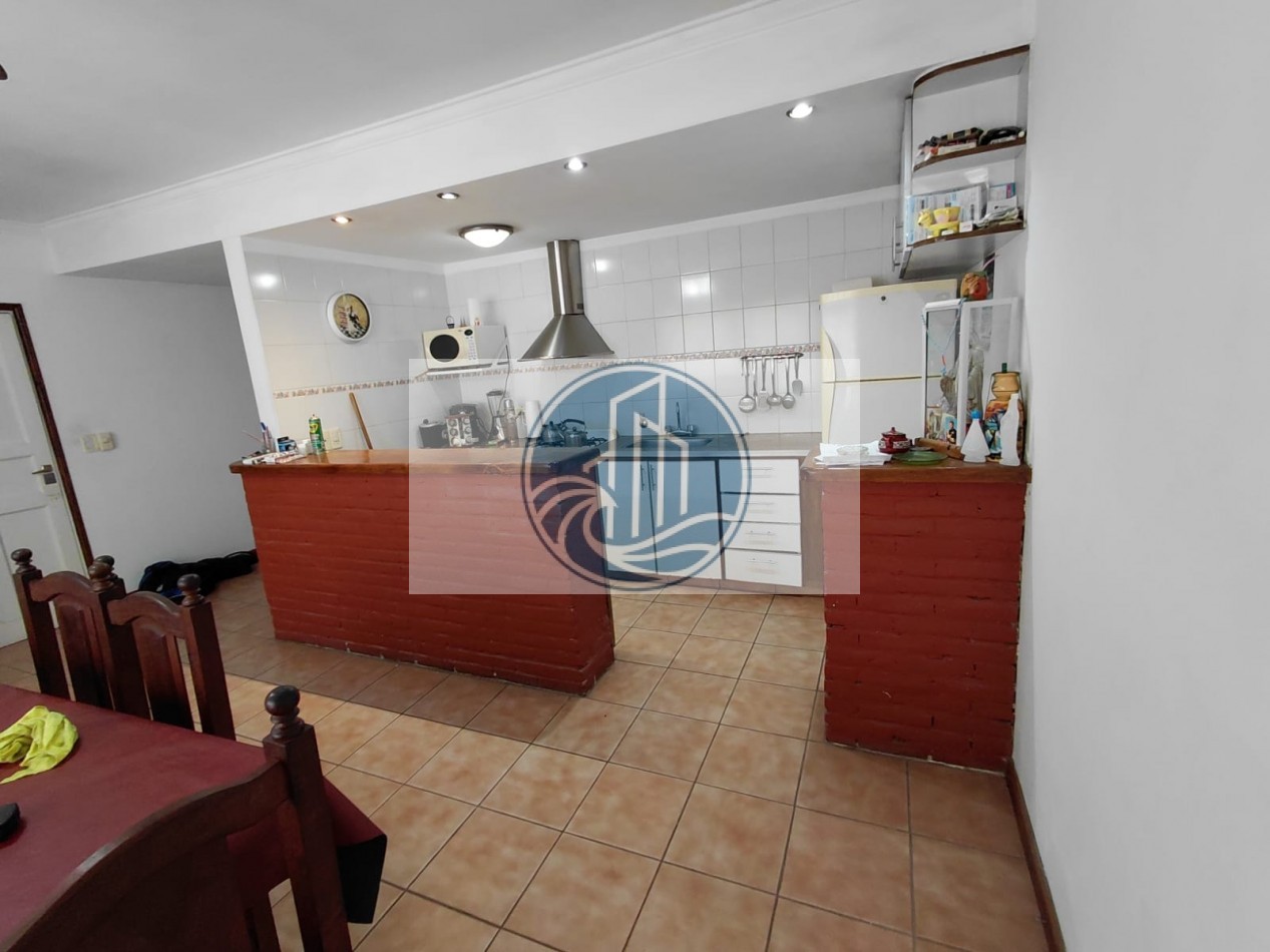 CASA EN VENTA 3 AMBIENTES, CON JARDIN Y GARAGE