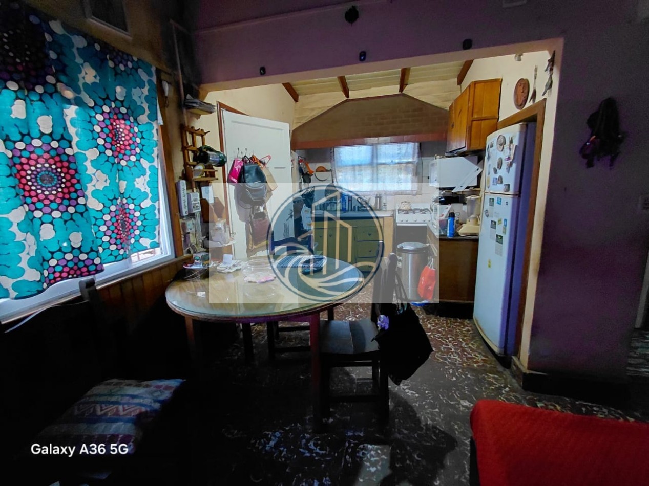 CASA  2 AMBIENTES  A REFACCIONAR, CON DEPARTAMENTO 2 AMBIENTES, GARAJE Y PARQUE ... OPORTUNIDAD!