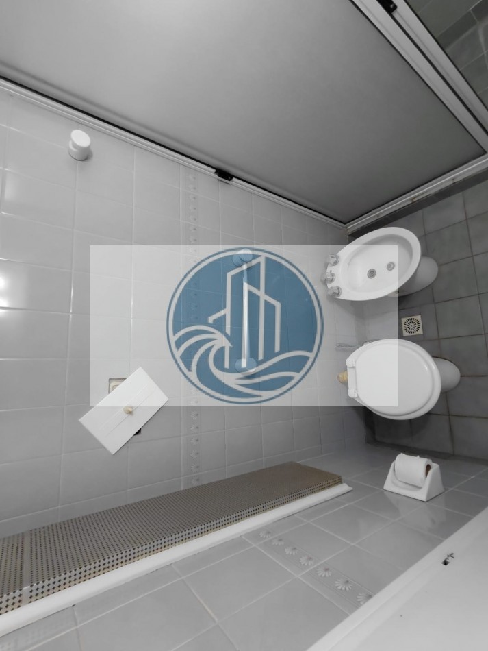 CASA EN VENTA 3 AMBIENTES, CON JARDIN Y GARAGE