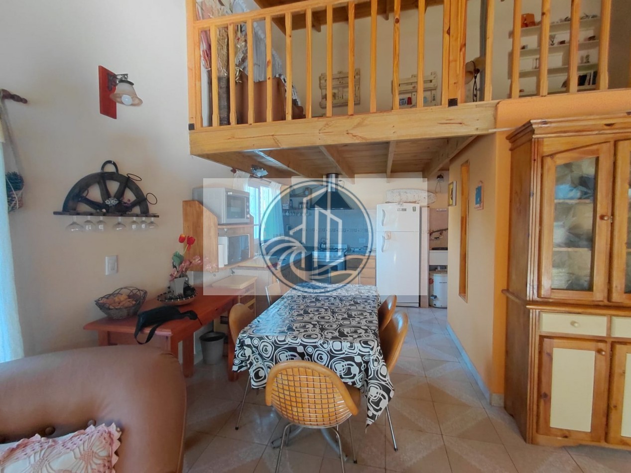VENTA CASA TRES AMBIENTES CON GALERIA Y PARQUE EN BARRIO ACANTILADOS