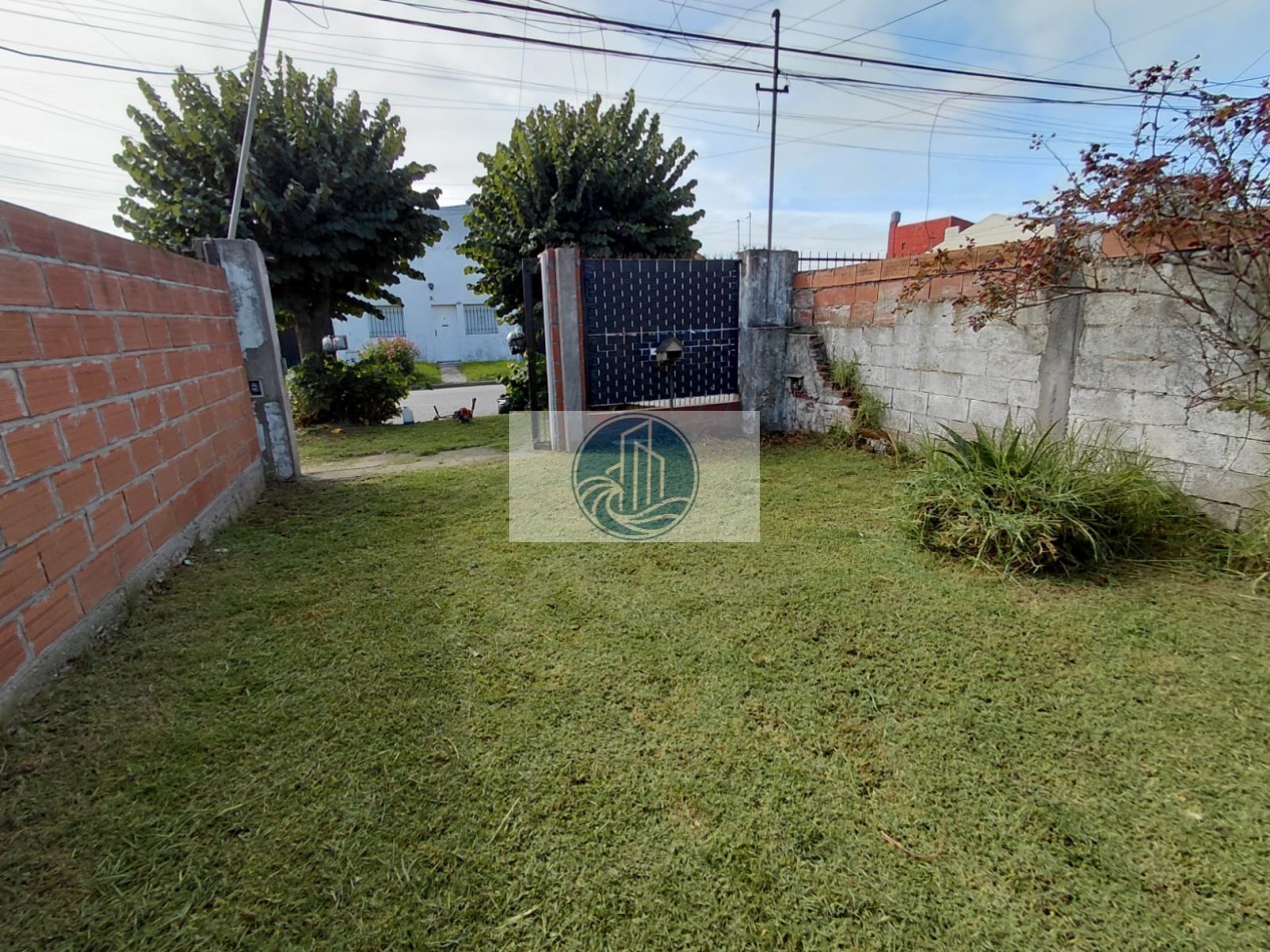 ALQUILER CASA TRES AMBIENTES CON JARDIN AL FRENTE