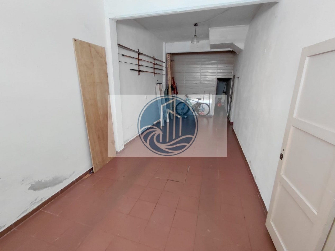 CASA EN VENTA 3 AMBIENTES, CON JARDIN Y GARAGE