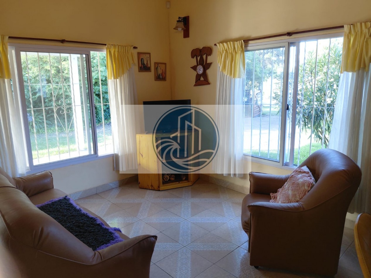 VENTA CASA TRES AMBIENTES CON GALERIA Y PARQUE EN BARRIO ACANTILADOS