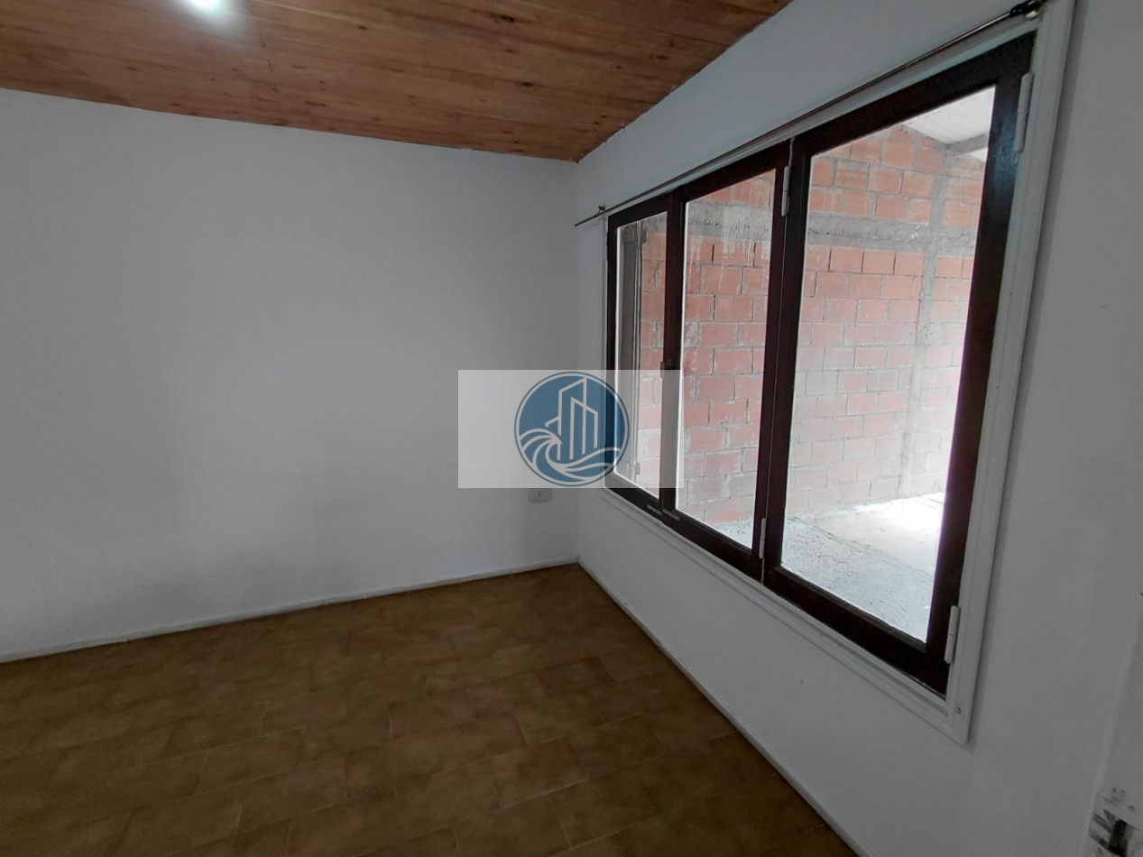 ALQUILER CASA TRES AMBIENTES CON JARDIN AL FRENTE