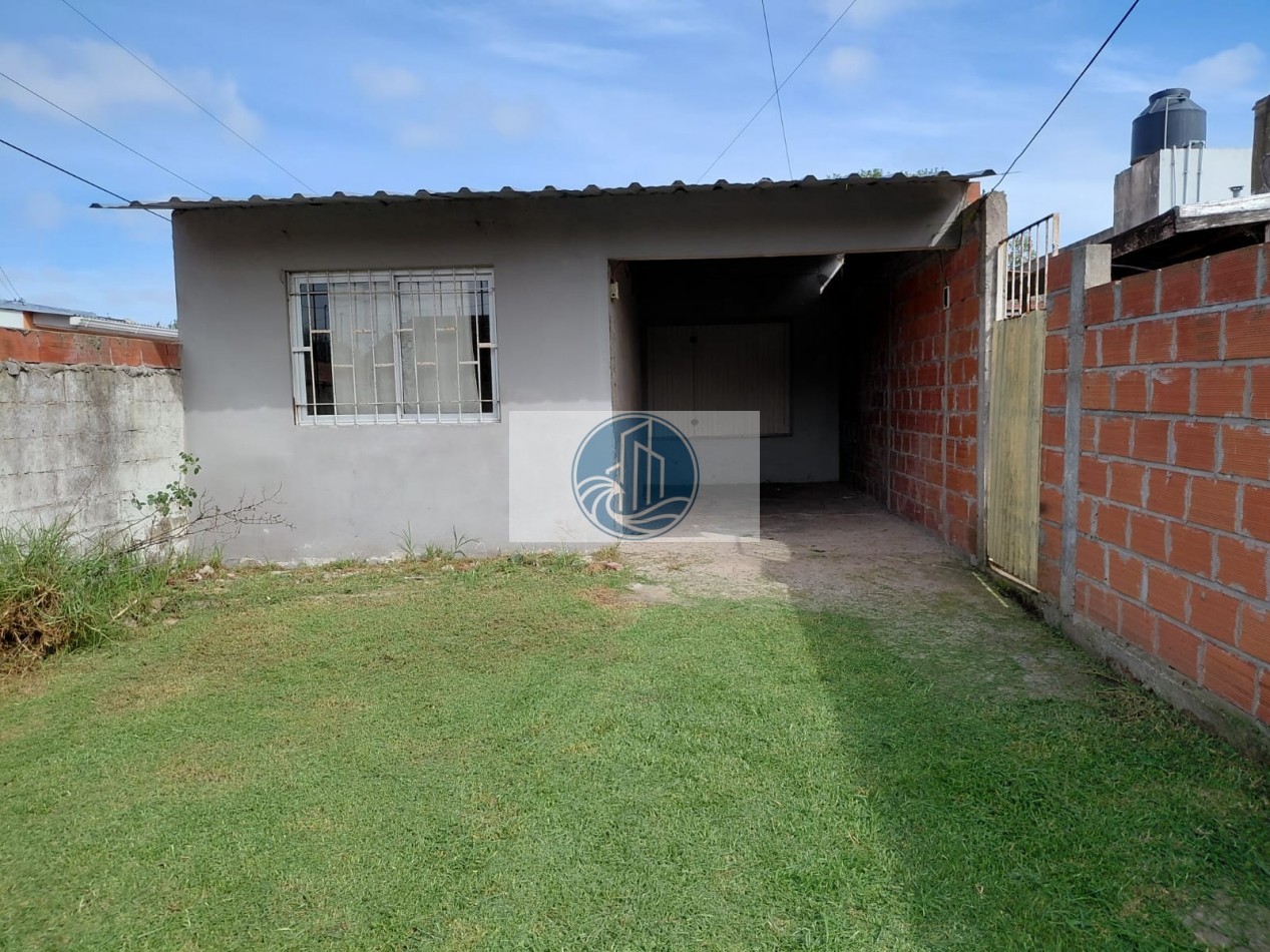 ALQUILER CASA TRES AMBIENTES CON JARDIN AL FRENTE