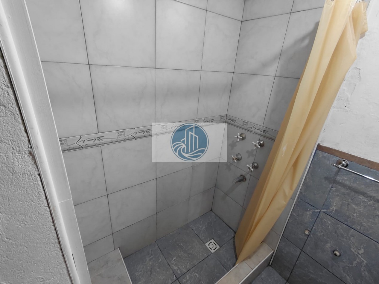 ALQUILER CASA TRES AMBIENTES CON JARDIN AL FRENTE