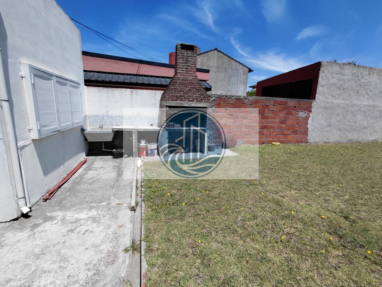 CASA EN VENTA 3 AMBIENTES, CON JARDIN Y GARAGE