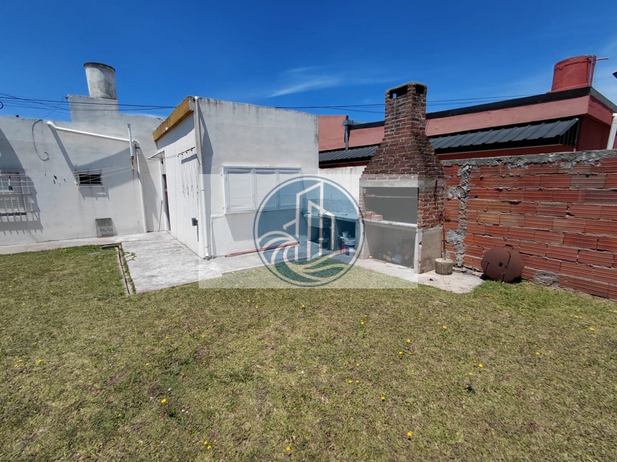 CASA EN VENTA 3 AMBIENTES, CON JARDIN Y GARAGE