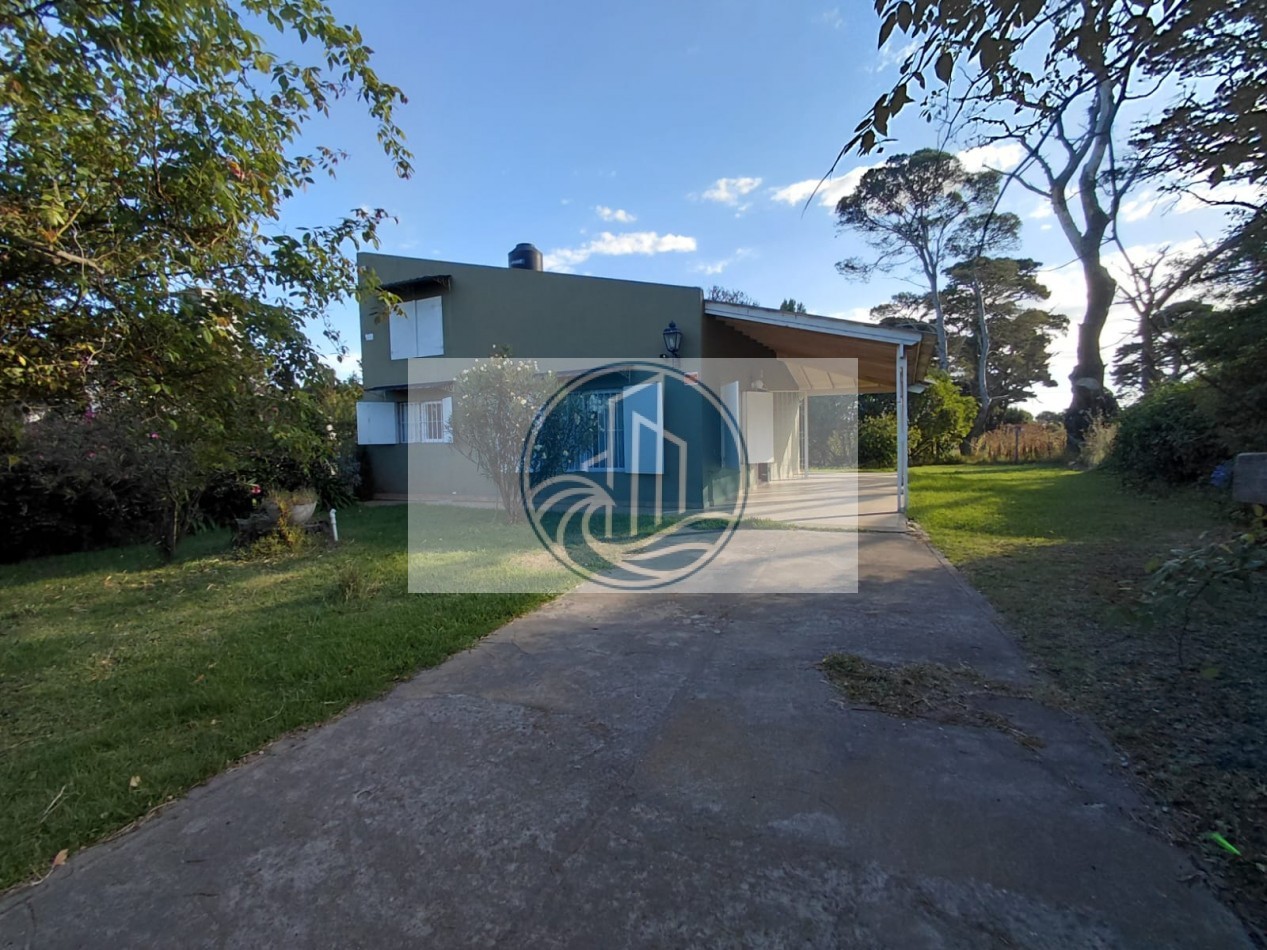 VENTA CASA TRES AMBIENTES CON GALERIA Y PARQUE EN BARRIO ACANTILADOS