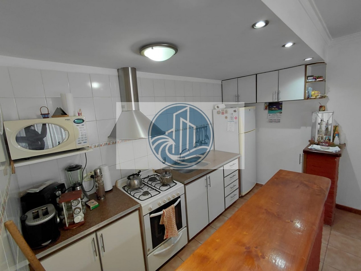 CASA EN VENTA 3 AMBIENTES, CON JARDIN Y GARAGE