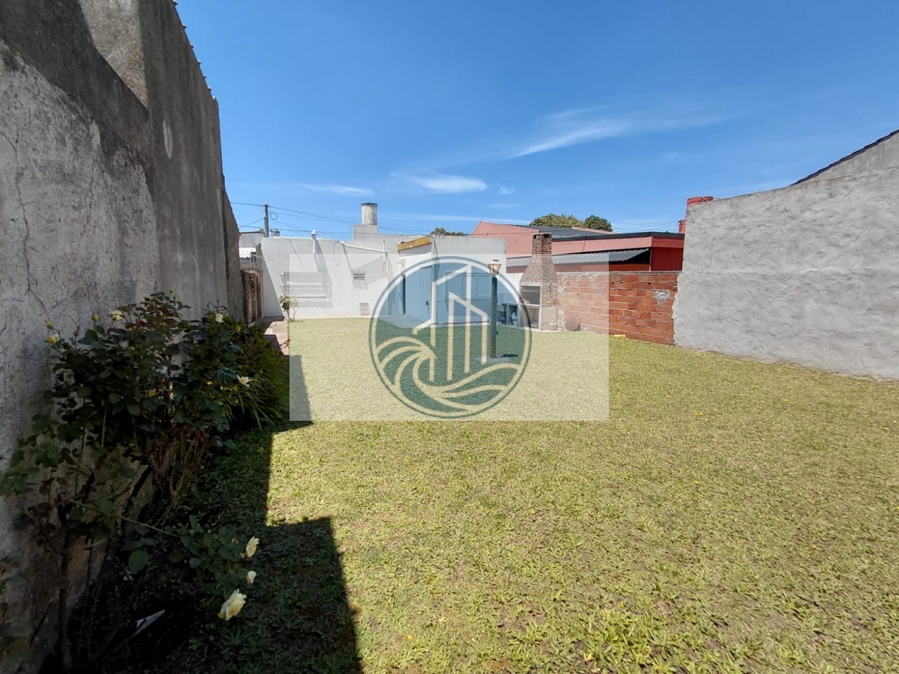 CASA EN VENTA 3 AMBIENTES, CON JARDIN Y GARAGE