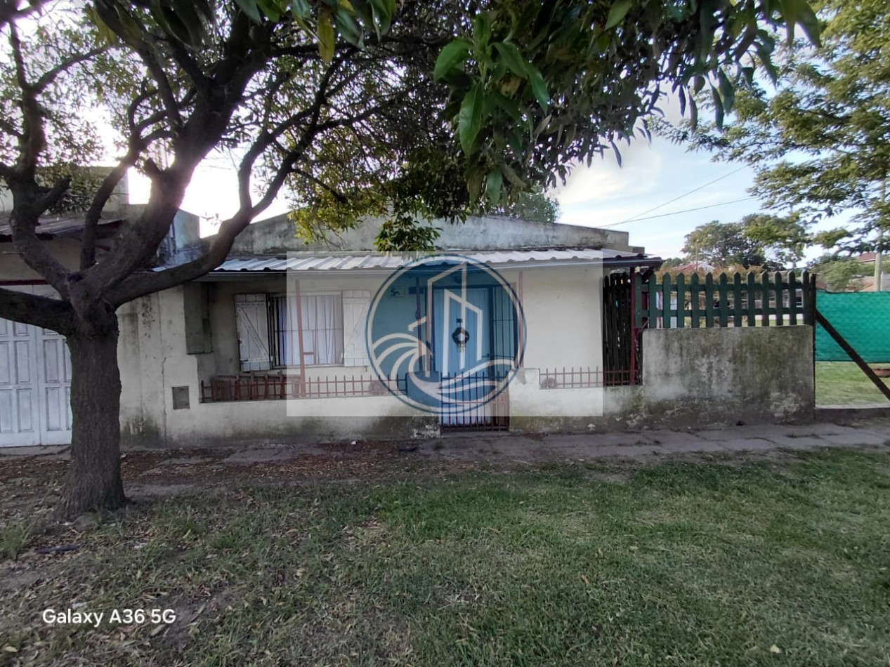 CASA  2 AMBIENTES  A REFACCIONAR, CON DEPARTAMENTO 2 AMBIENTES, GARAJE Y PARQUE ... OPORTUNIDAD!