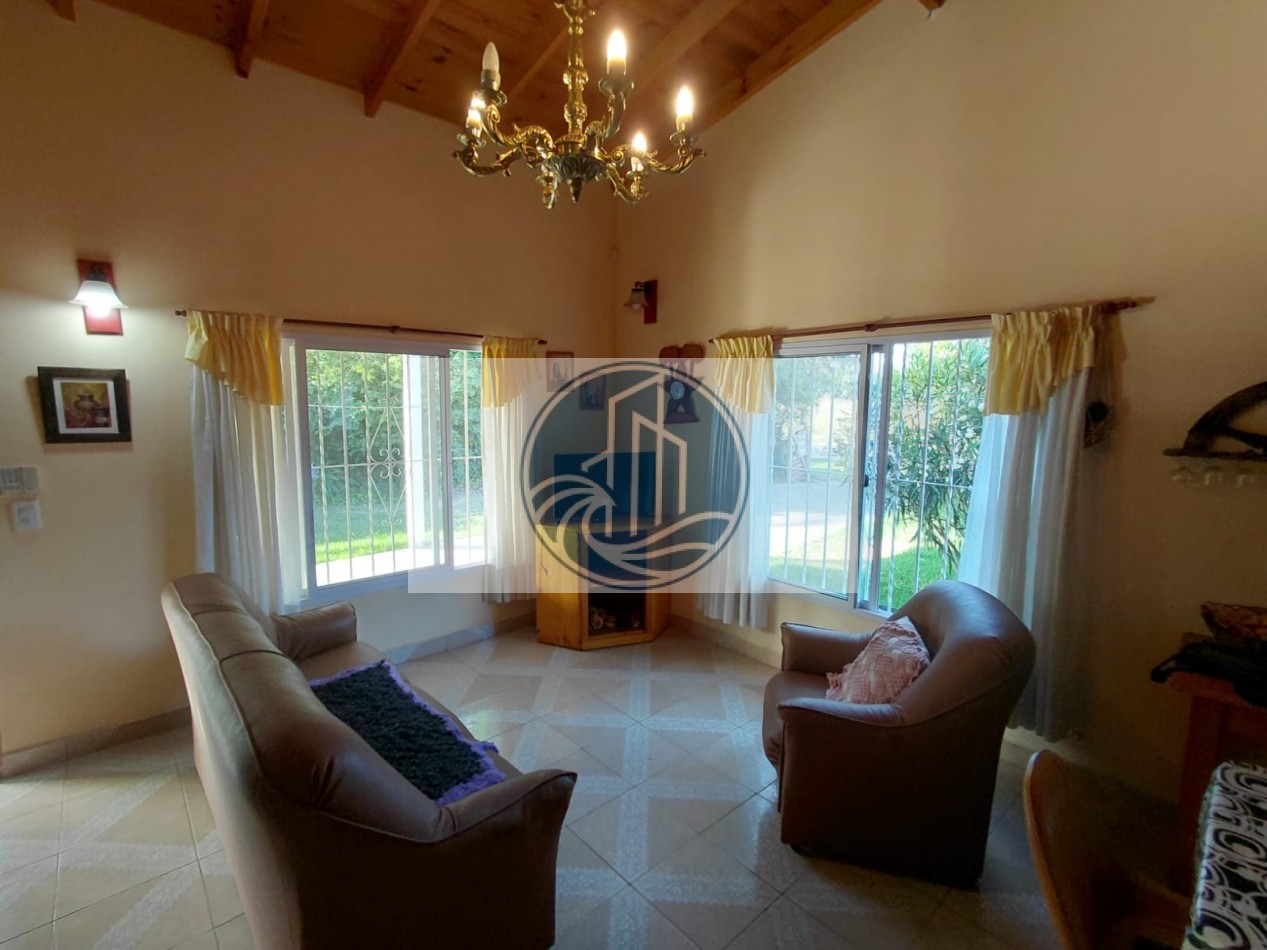 VENTA CASA TRES AMBIENTES CON GALERIA Y PARQUE EN BARRIO ACANTILADOS