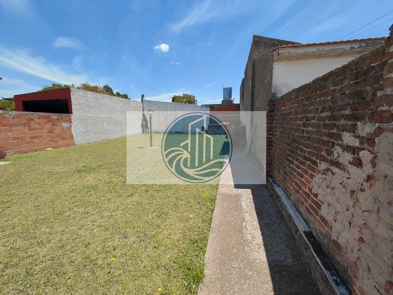 CASA EN VENTA 3 AMBIENTES, CON JARDIN Y GARAGE