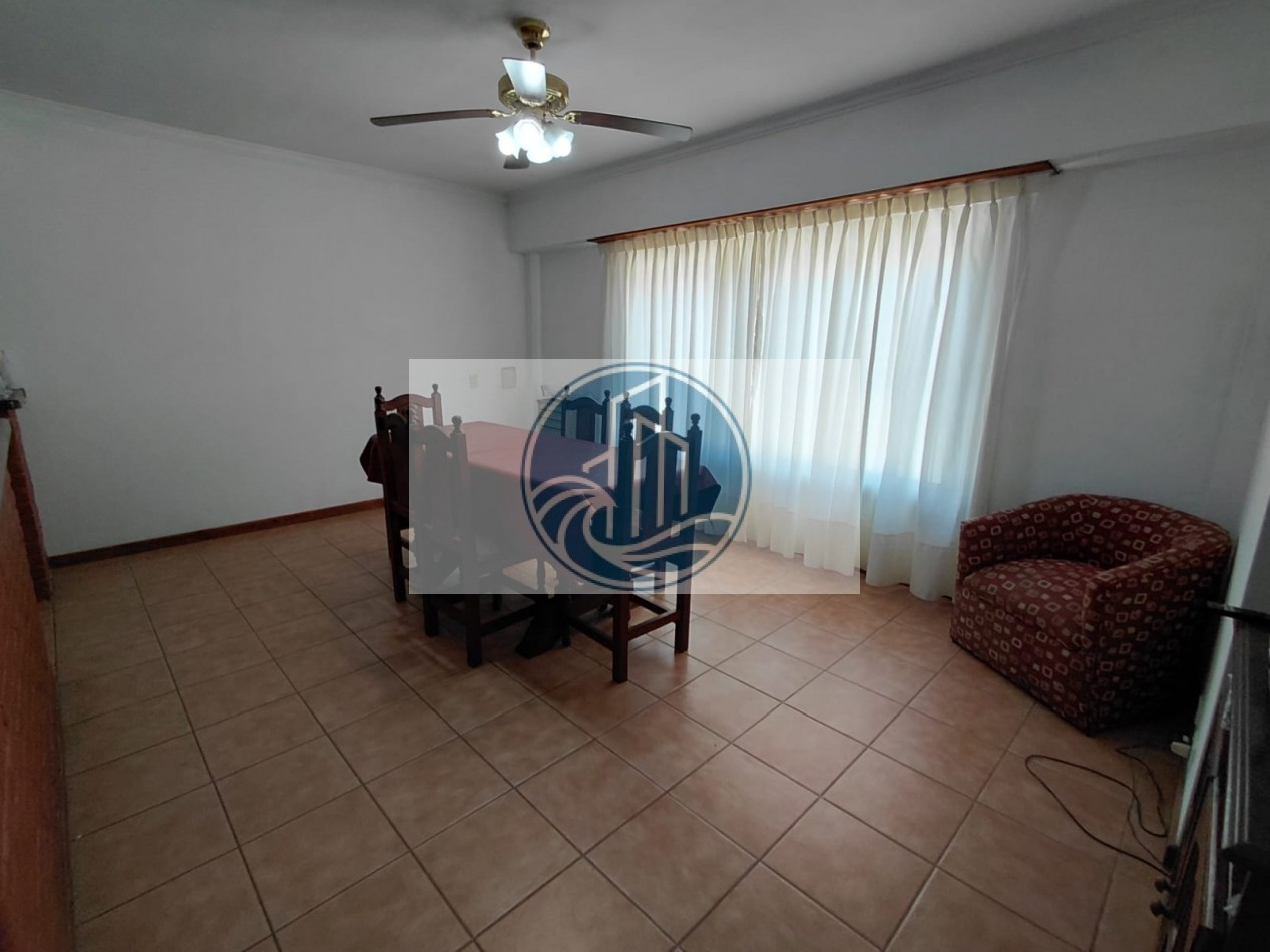 CASA EN VENTA 3 AMBIENTES, CON JARDIN Y GARAGE