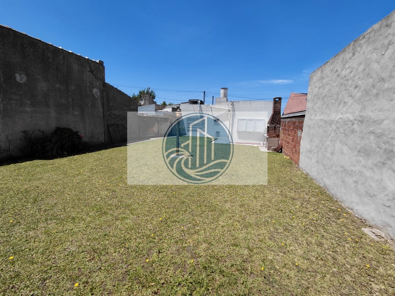 CASA EN VENTA 3 AMBIENTES, CON JARDIN Y GARAGE