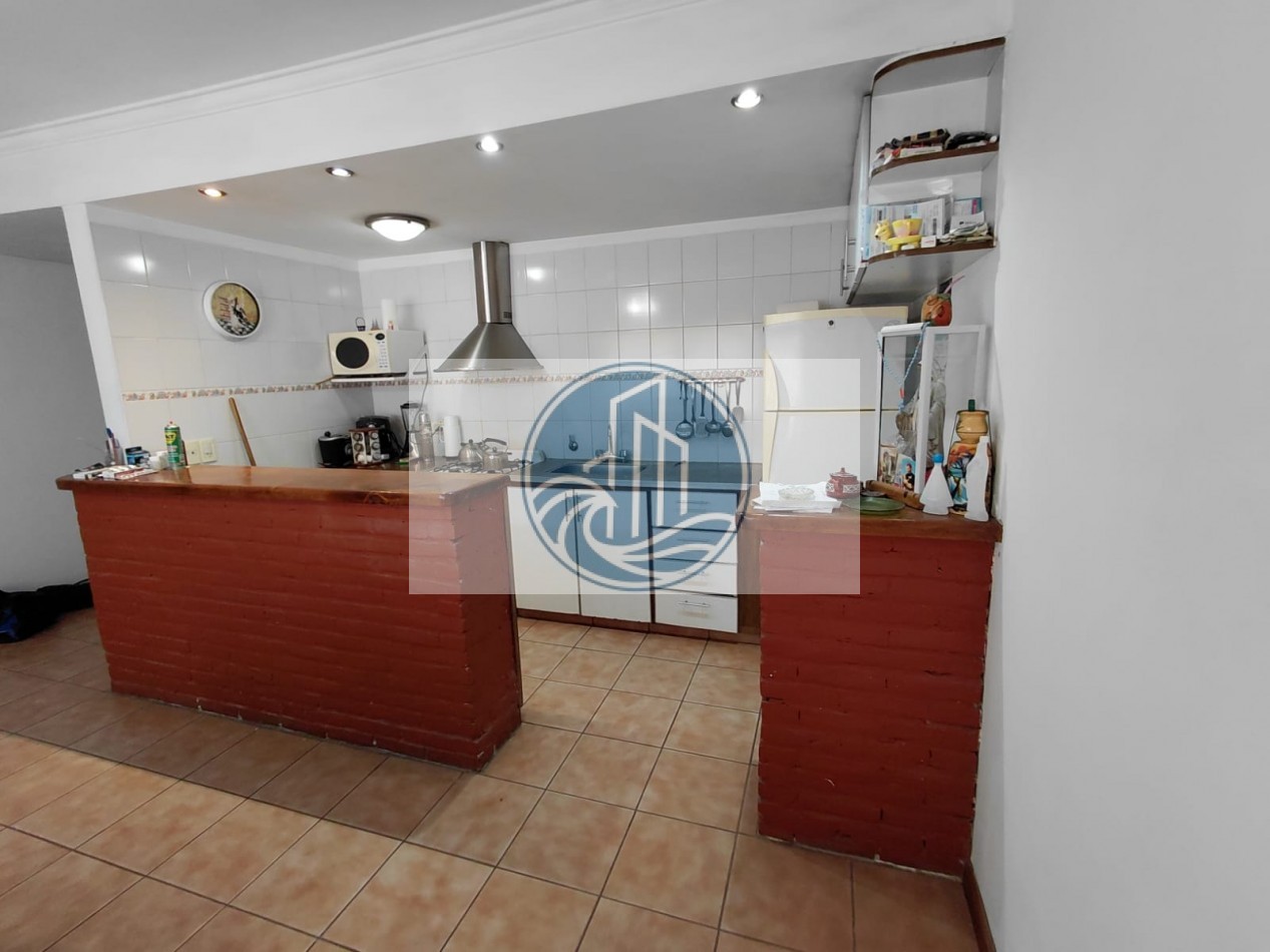 CASA EN VENTA 3 AMBIENTES, CON JARDIN Y GARAGE