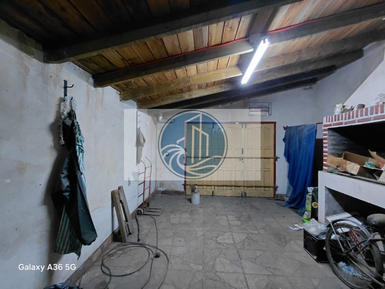 CASA  2 AMBIENTES  A REFACCIONAR, CON DEPARTAMENTO 2 AMBIENTES, GARAJE Y PARQUE ... OPORTUNIDAD!