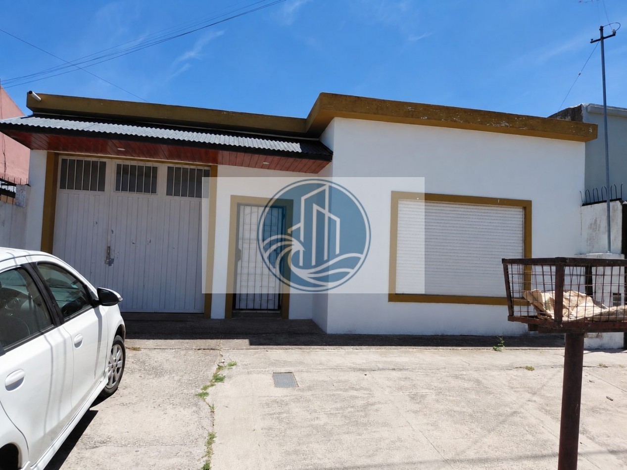CASA EN VENTA 3 AMBIENTES, CON JARDIN Y GARAGE