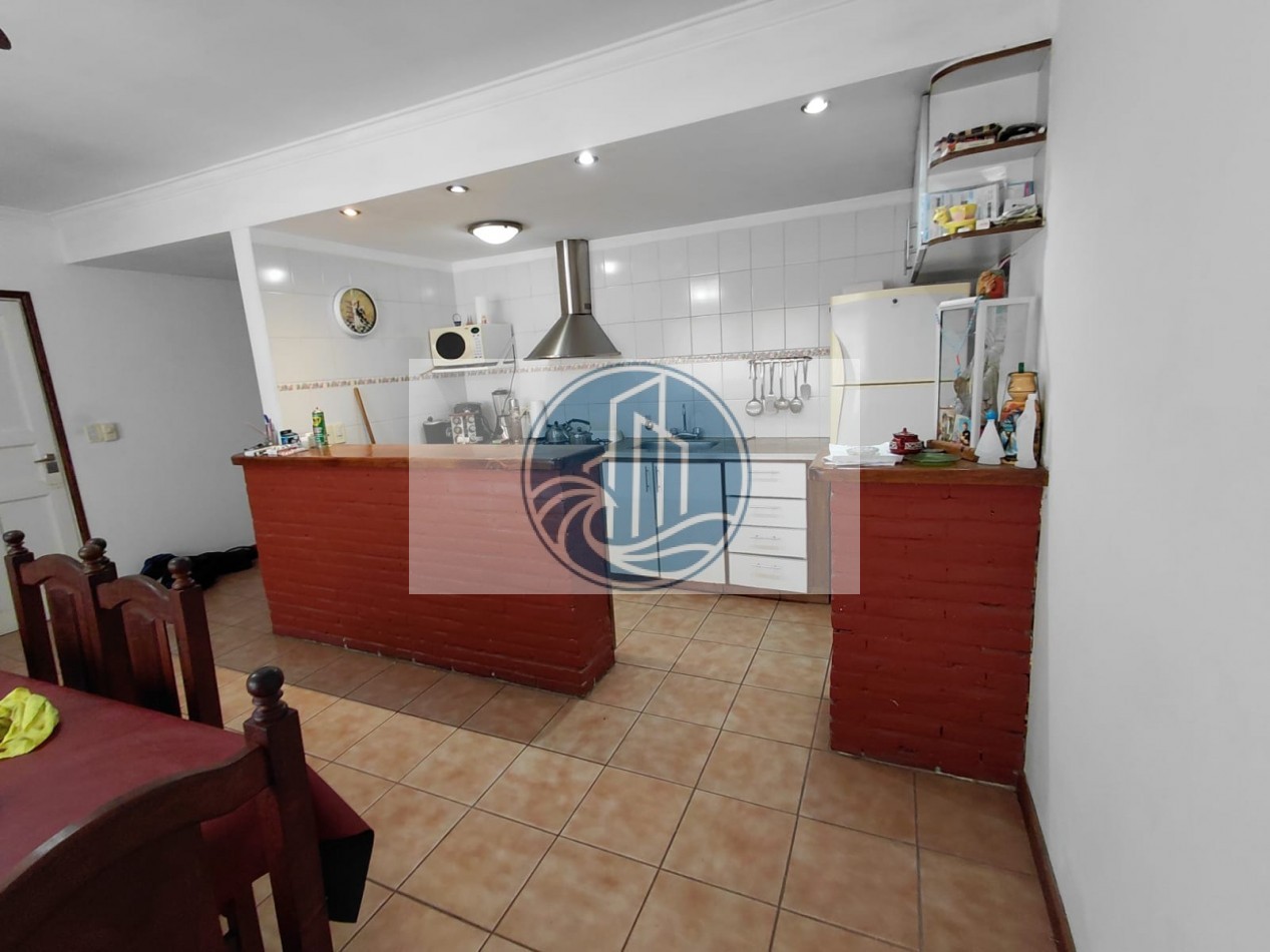 CASA EN VENTA 3 AMBIENTES, CON JARDIN Y GARAGE