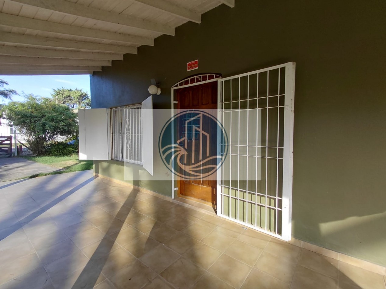 VENTA CASA TRES AMBIENTES CON GALERIA Y PARQUE EN BARRIO ACANTILADOS
