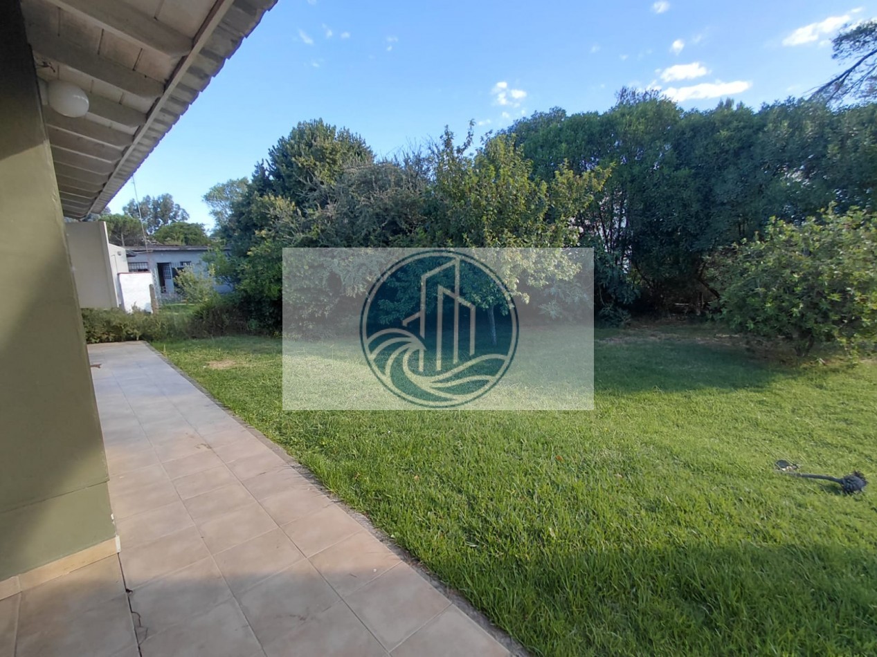 VENTA CASA TRES AMBIENTES CON GALERIA Y PARQUE EN BARRIO ACANTILADOS
