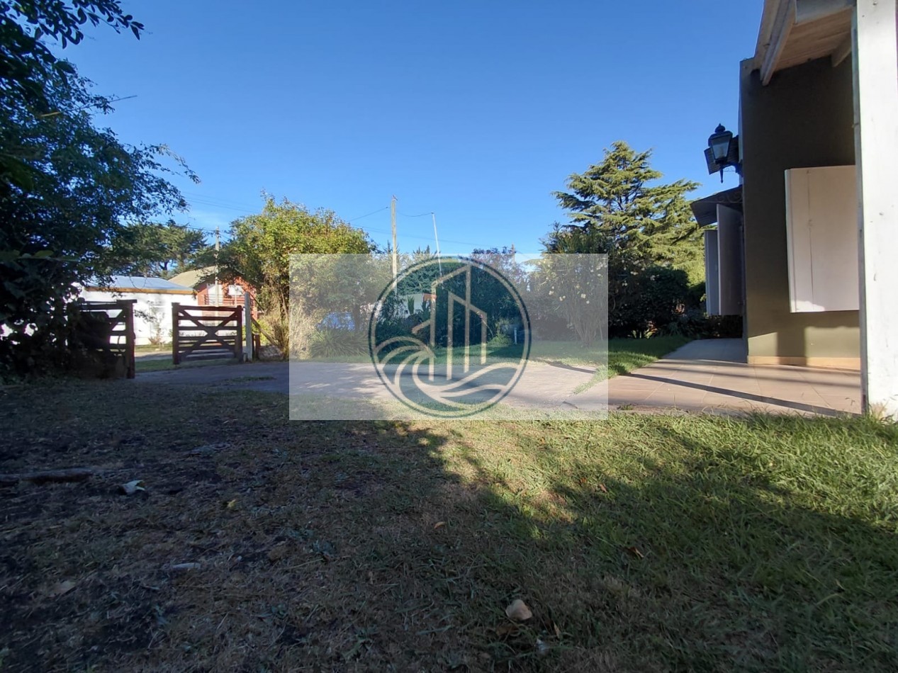 VENTA CASA TRES AMBIENTES CON GALERIA Y PARQUE EN BARRIO ACANTILADOS
